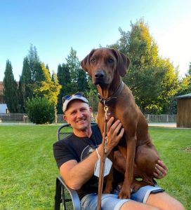 Rhodesian Ridgeback Gina auf dem Schoß von Herrchen