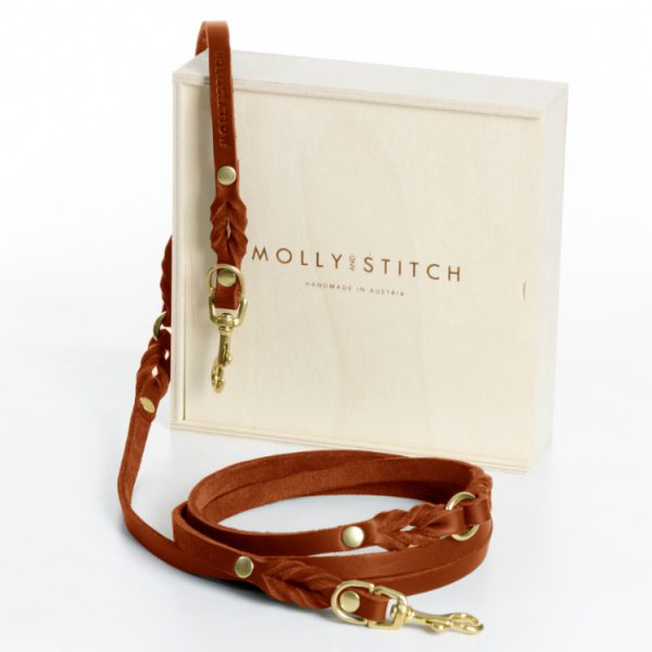 Molly & Stitch 3x-verstellbare Hundeleine Sahara Leder handgefertigt Butter im Sahara Cognac Braun mit goldenem Karabiner und einer eleganten Verpackung