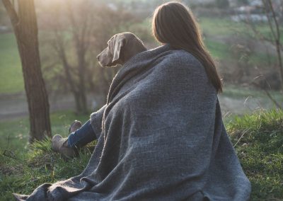 Frau mit glücklichem Hund im Wald