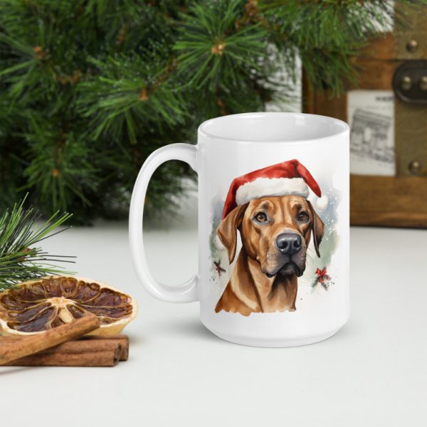 Weisse, glänzende Tasse mit wunderschönem Kopf von einem Ridgeback mit Weihnacht Motiv
